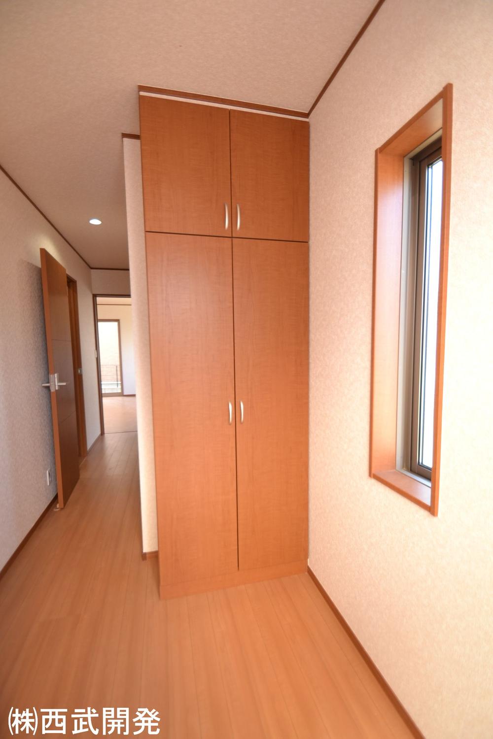 Entrance. 1 Building