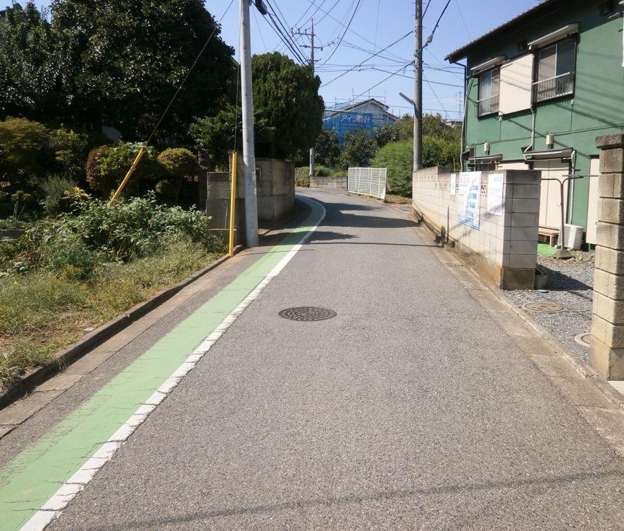 Local photos, including front road. Front street: 2013 September