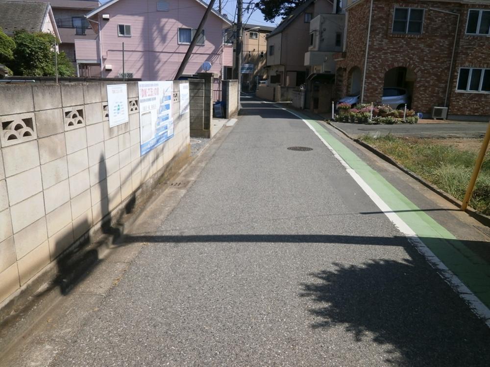 Local photos, including front road. Local: 2013 September