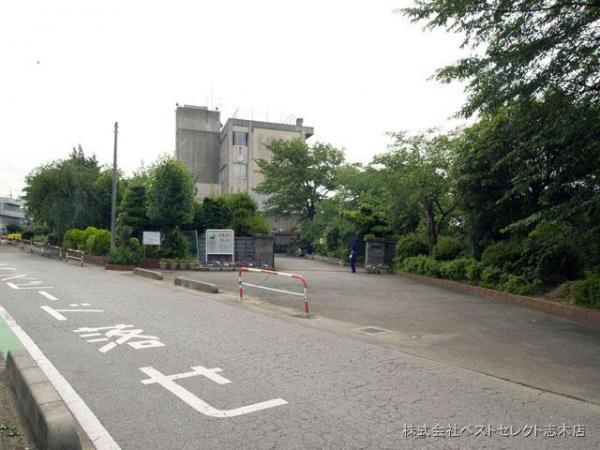 Junior high school. 720m to Muneoka second junior high school (a 9-minute walk)