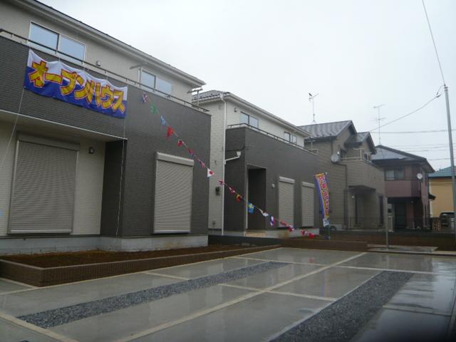 Parking lot.  ■ 1 Building _2290 ten thousand!  ■ Building 2 _2290 ten thousand! 