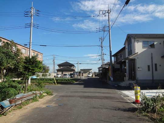 Local photos, including front road. Frontal road