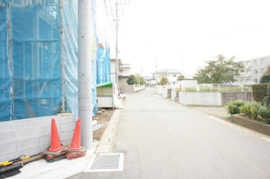 Local photos, including front road. Frontal road