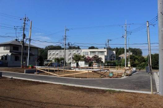 Local photos, including front road. Selling local