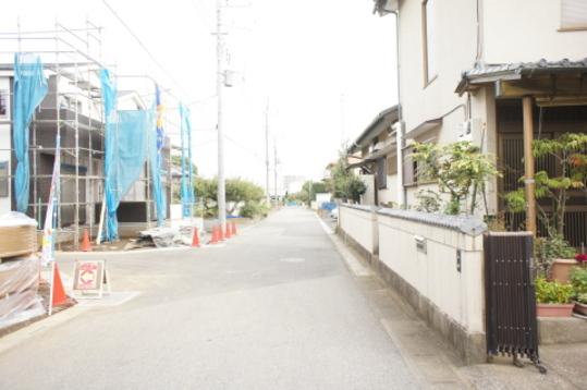 Local photos, including front road. Frontal road