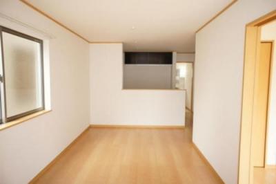 Living. kitchen Storage convenient hanging cupboard There is under-floor storage.  It is family and kitchen communicating and fun can dishes. 