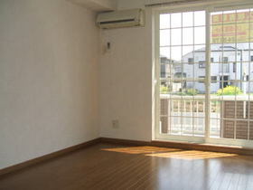 Living and room. Western-style (South) 6 Pledge