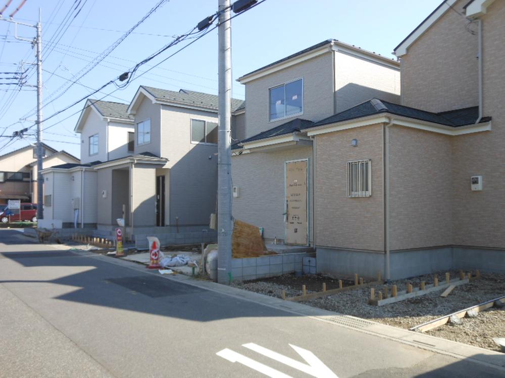 Local appearance photo. Front public road 6m width