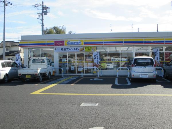 Convenience store. 740m to a convenience store