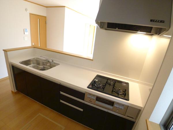 Kitchen. Face-to-face kitchen that can dishes while watching the children play in the living room Indoor (September 2013) Shooting Building 2