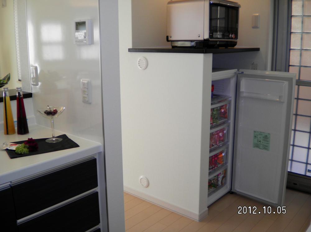 Other Equipment. In addition to the usual refrigerator in the kitchen, Installing a freezer and wine cellar also put consumer electronics space shelf