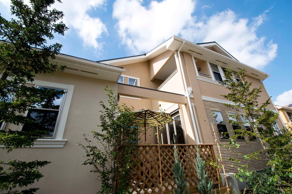 Local appearance photo. Sun-drenched mansion