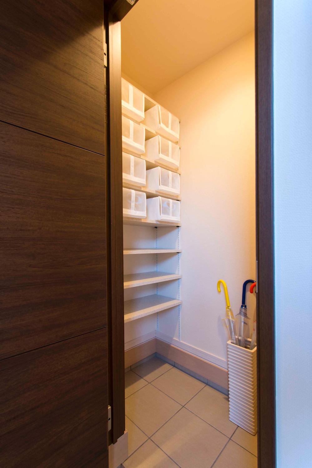 Entrance. Even shoes in Croke entrance