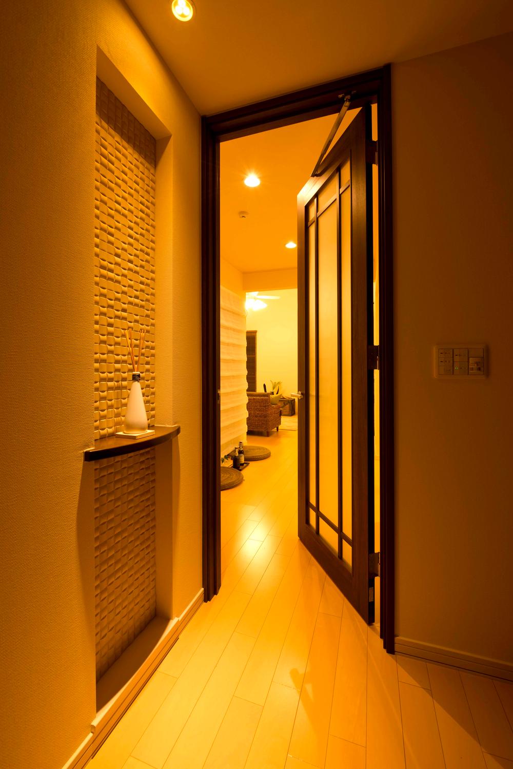 Entrance. In the entrance hall, Greet customers