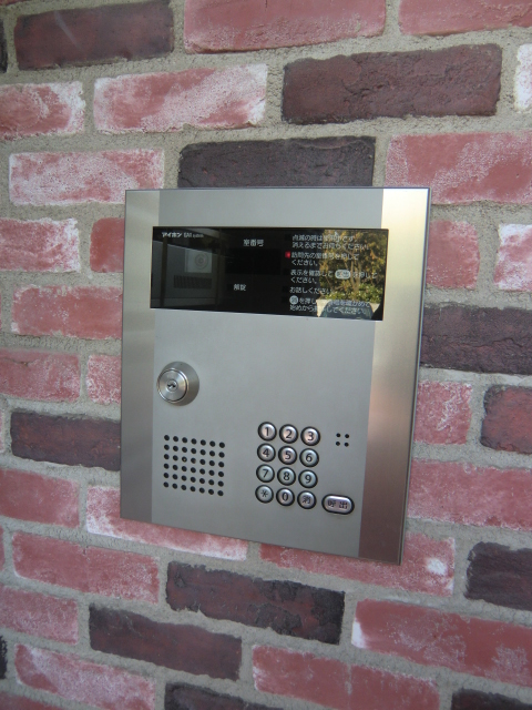 Entrance. Auto with lock