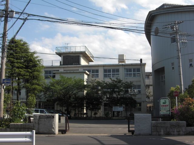 Junior high school. Municipal Soka until junior high school (junior high school) 930m