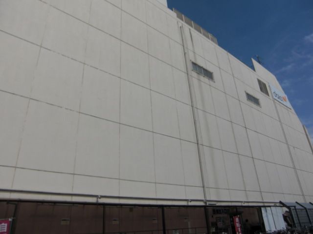 Shopping centre. 620m to Daiei (shopping center)