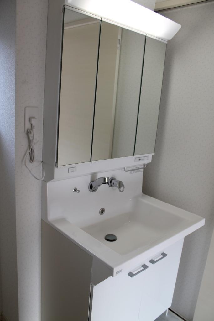 Wash basin, toilet. Local (10 May 2013) Shooting