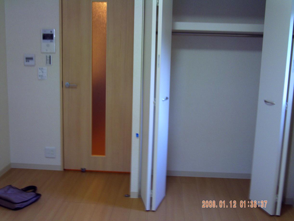 Other room space. Wide closet