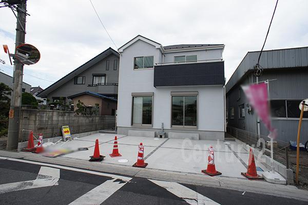 Local appearance photo. Local (11 May 2013) Shooting