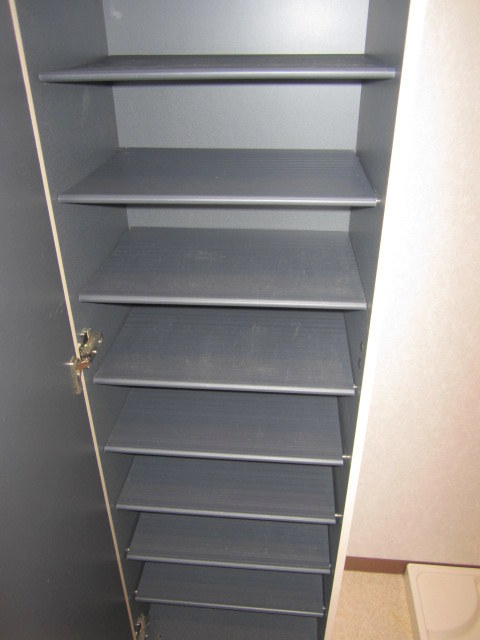 Entrance. It also attached shoebox! 