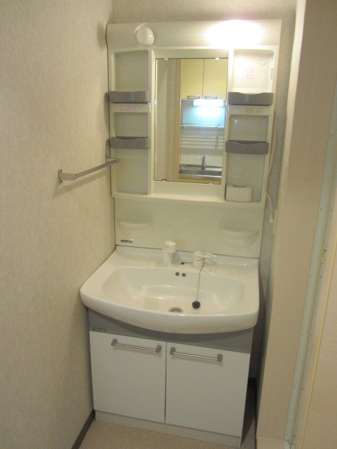 Washroom. Shampoo dresser equipped
