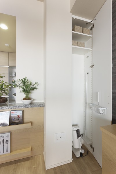 Cleaning tool in the living is established the Maeru "clean cabinet"