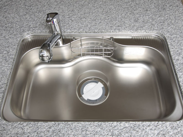 Kitchen.  [Wide sink] Silent specification to reduce the sound of water splashing. You can washing at a time in the wide type.