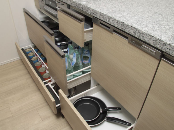 Kitchen.  [Slide storage] Use without wasting space as far as it will go, The back of the storage material is also lightly draw useful design. (Except for some)