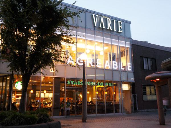 Surrounding environment. Tobu Sky Tree line (Isesaki) "Soka" of the station directly connected station building "Soka VARIE (Vallier)" (about 430m). Ya taste of high-quality specialty store, You can enjoy the latest fashion trend. You can stop by to feel free even after work for the station directly connected.