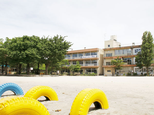 Surrounding environment. Soka elementary school (about 240m) is a 3-minute walk. By the time it takes to and from school in smart, It can also reduce anxiety, Every day of calm in the parent and child both.