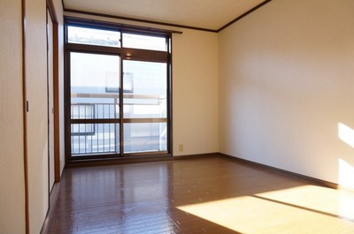 Living and room. Western-style 6 Pledge