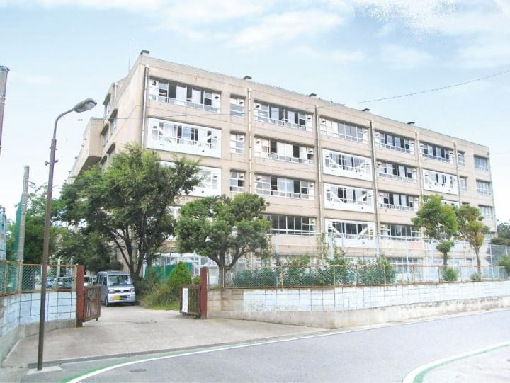Junior high school.  [Nitta junior high school ... a 15-minute walk (1200m)] 1200m to