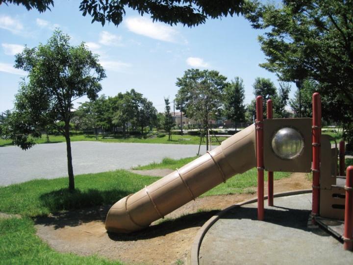 park.  [Seimon Central Park ... a 9-minute walk (710m)] 710m to