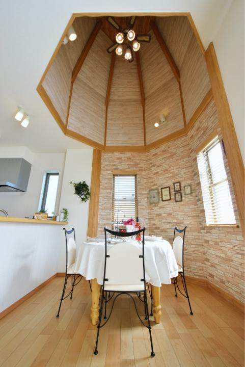 Model house photo. Atrium dining