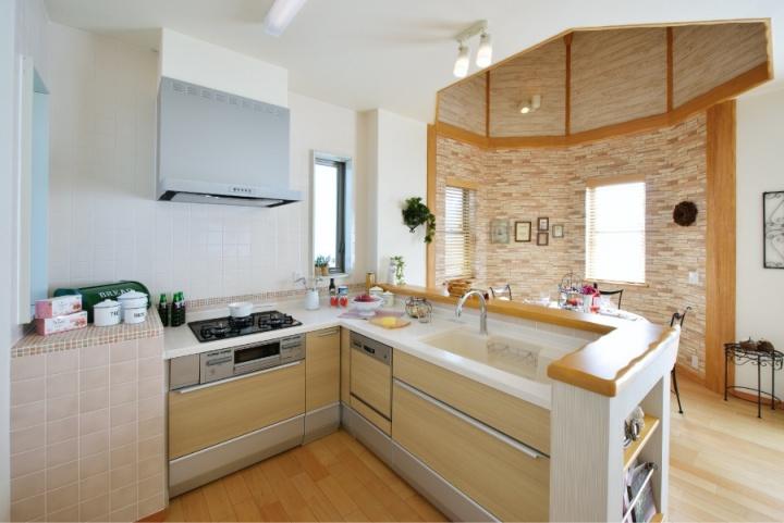 Kitchen. High open counter kitchen