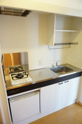 Kitchen. 1 lot gas stoves and mini-kitchen with refrigerator