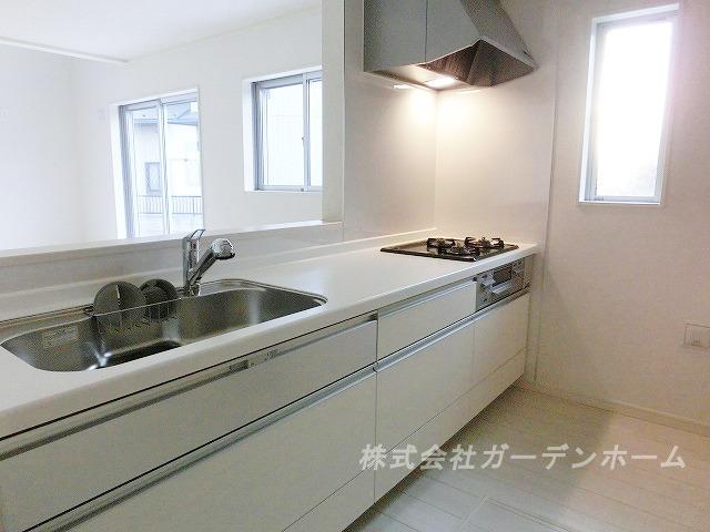 Kitchen. ■ Popular face-to-face system kitchen to wife ■