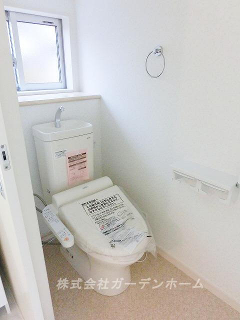 Toilet. ■ Because there restroom also two places, I am happy is such a busy morning ■