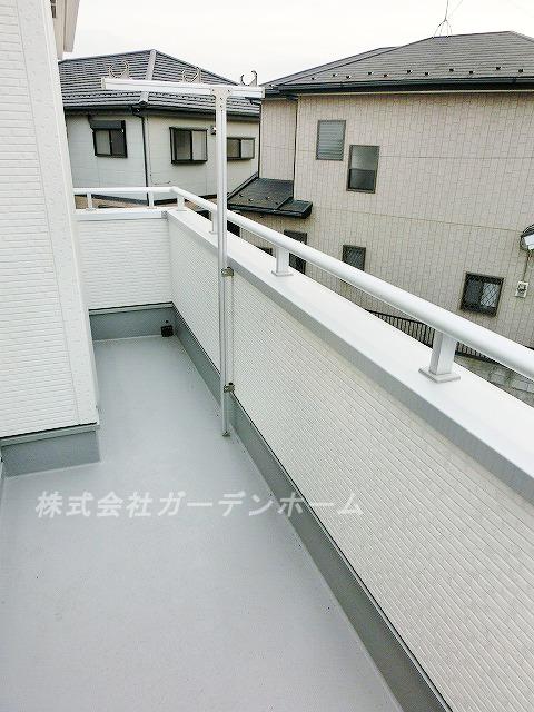 Balcony. ■ In day boast of balcony, Your laundry a breeze ■