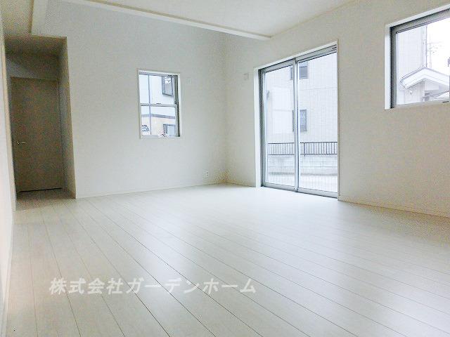 Living. ■ Wider family of smile in the bright living room ■