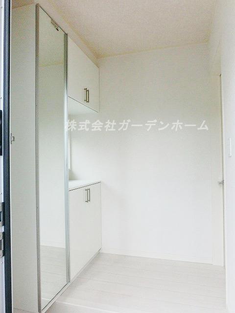 Entrance. ■ Entrance storage of large capacity with mirror ■