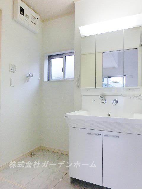 Wash basin, toilet. ■ Independent wash basin indispensable for grooming ■