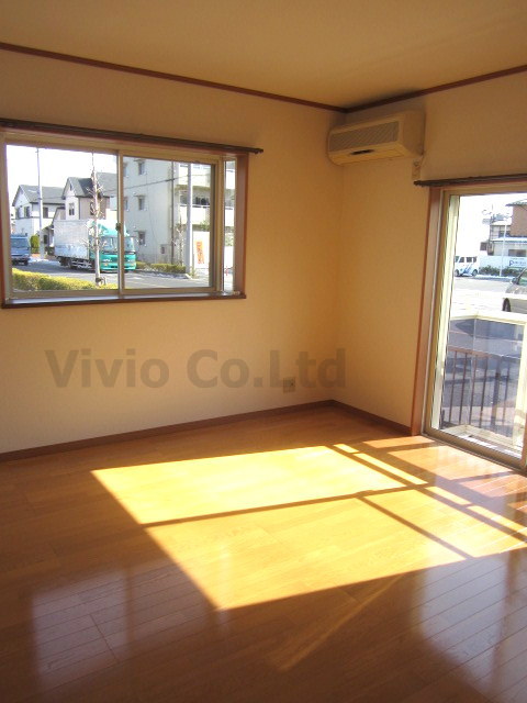 Other room space. Sunny two-plane daylight!