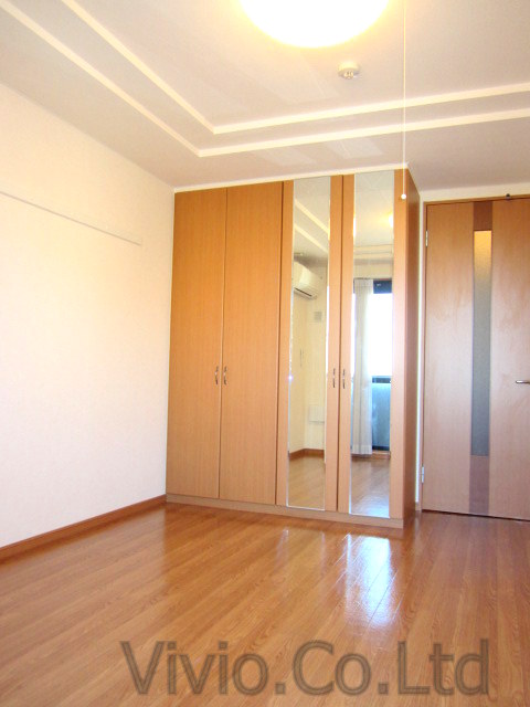 Living and room. About 7.5 Pledge of wide living room