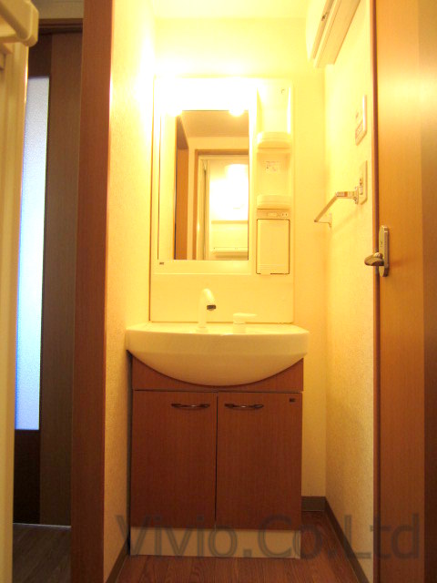 Washroom. Popular independent wash basin equipped