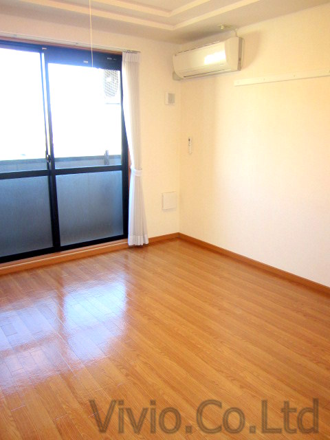 Living and room. It comes with 1 groups air conditioning.