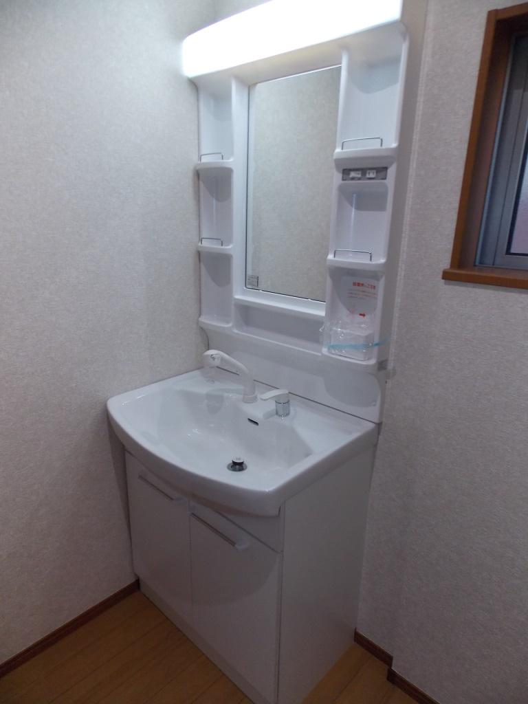 Wash basin, toilet. Building 2