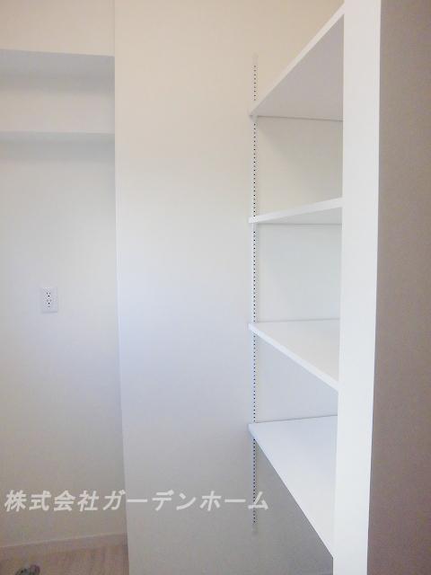 Wash basin, toilet. There and convenient niche