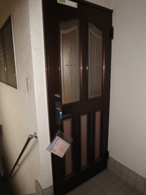 Other common areas. Stylish front door